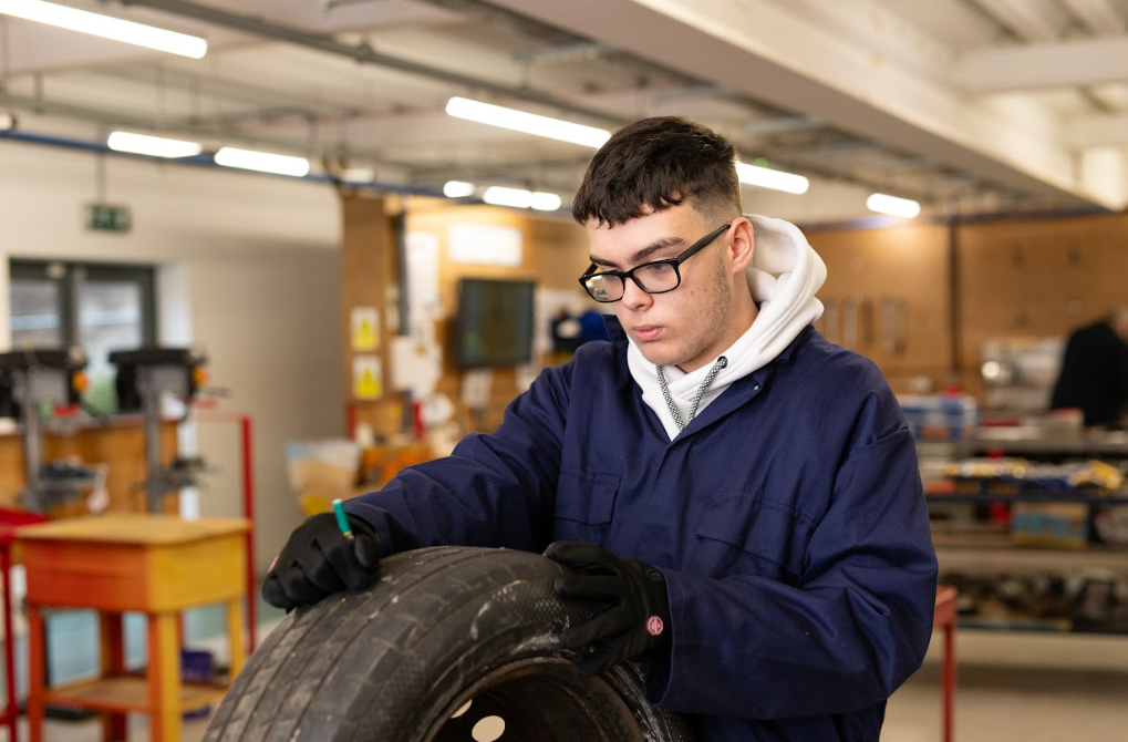 motor vehicle student with tyre working